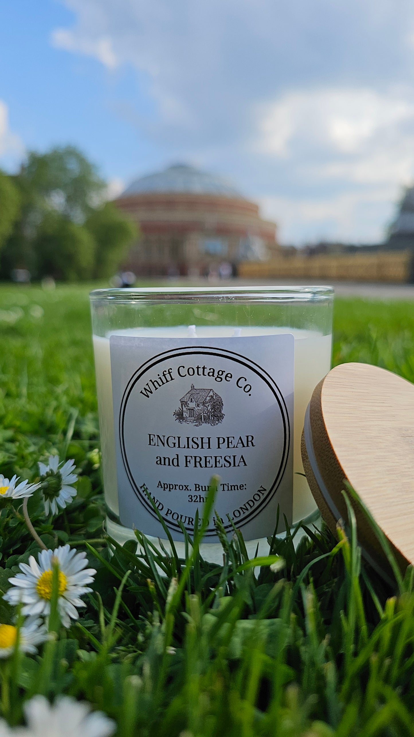 English Pear & Freesia Scented Candle in 30cl Glass (Clear / Matt White) with Lid